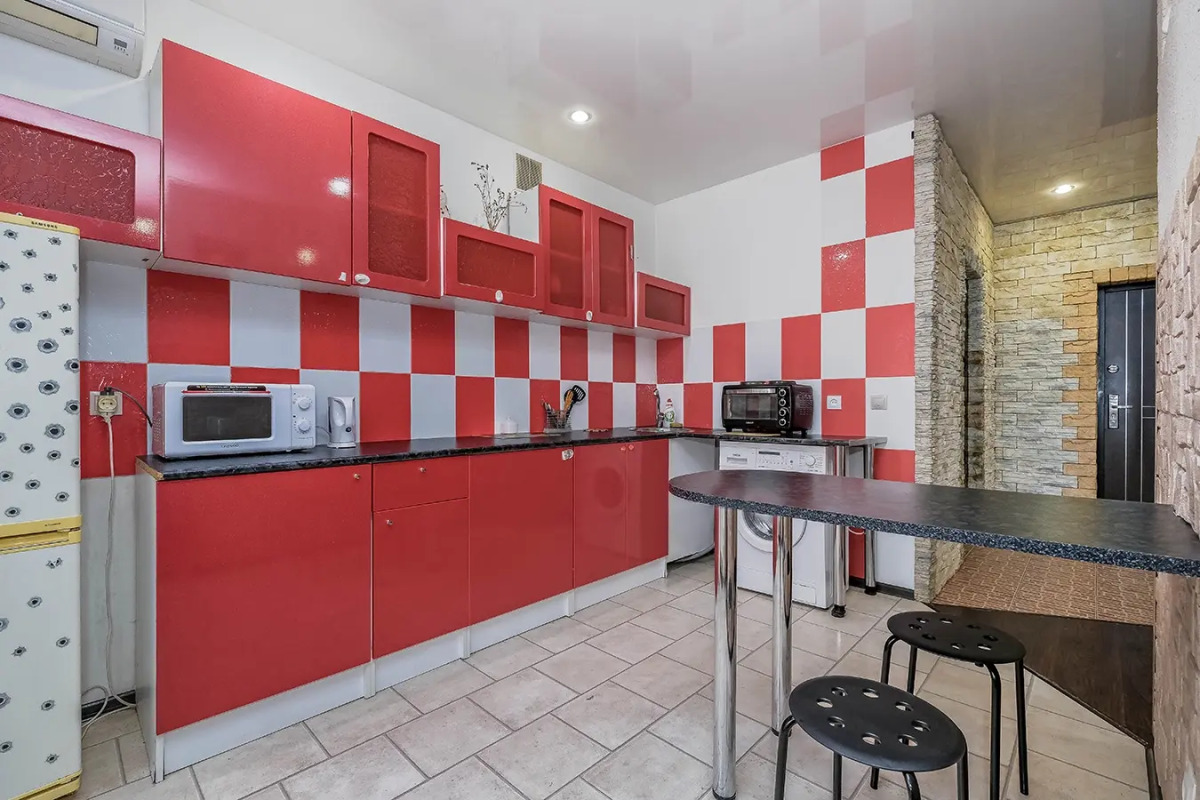 Квартира рядом с Мнтк им. Федорова и Ск Заря