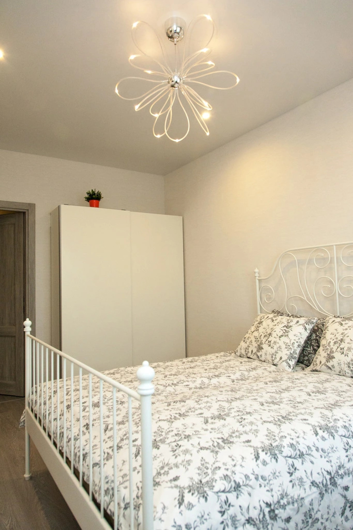 Апартаменты на Зелинского 1 (Кристалл)