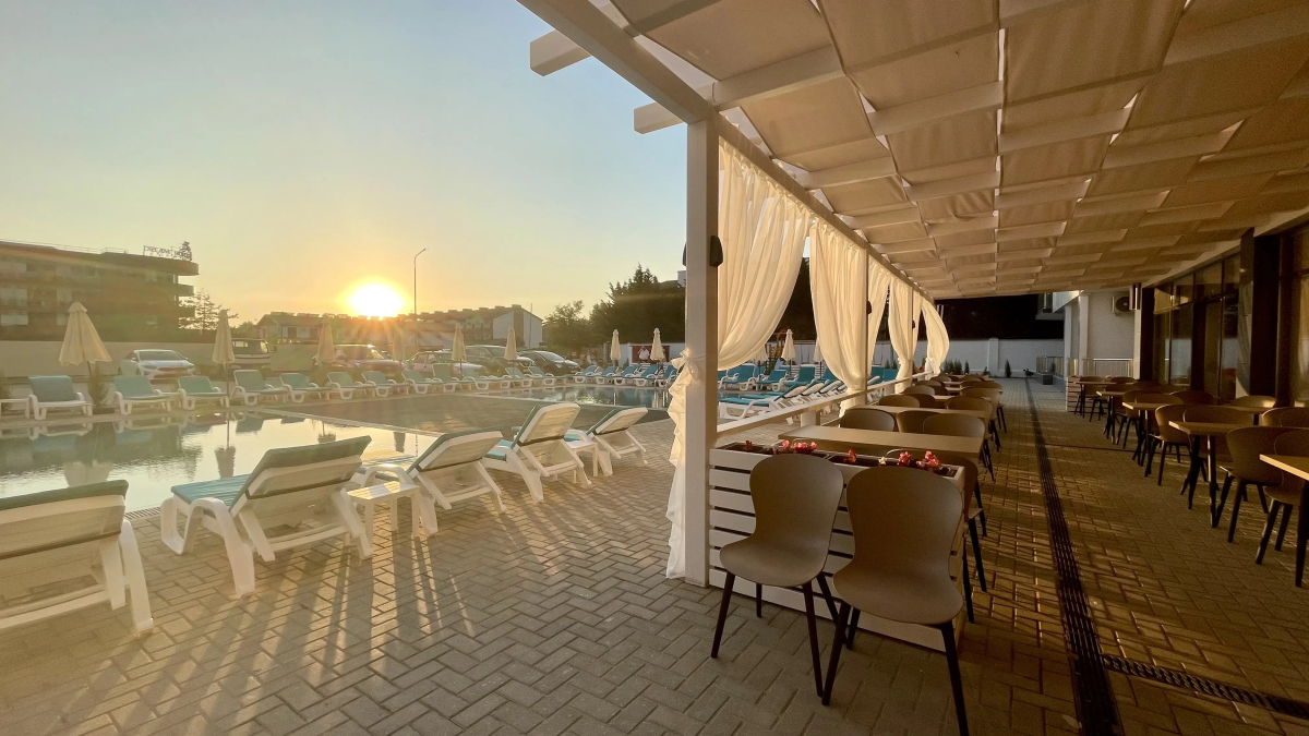 Апартаменты с бассейном у моря