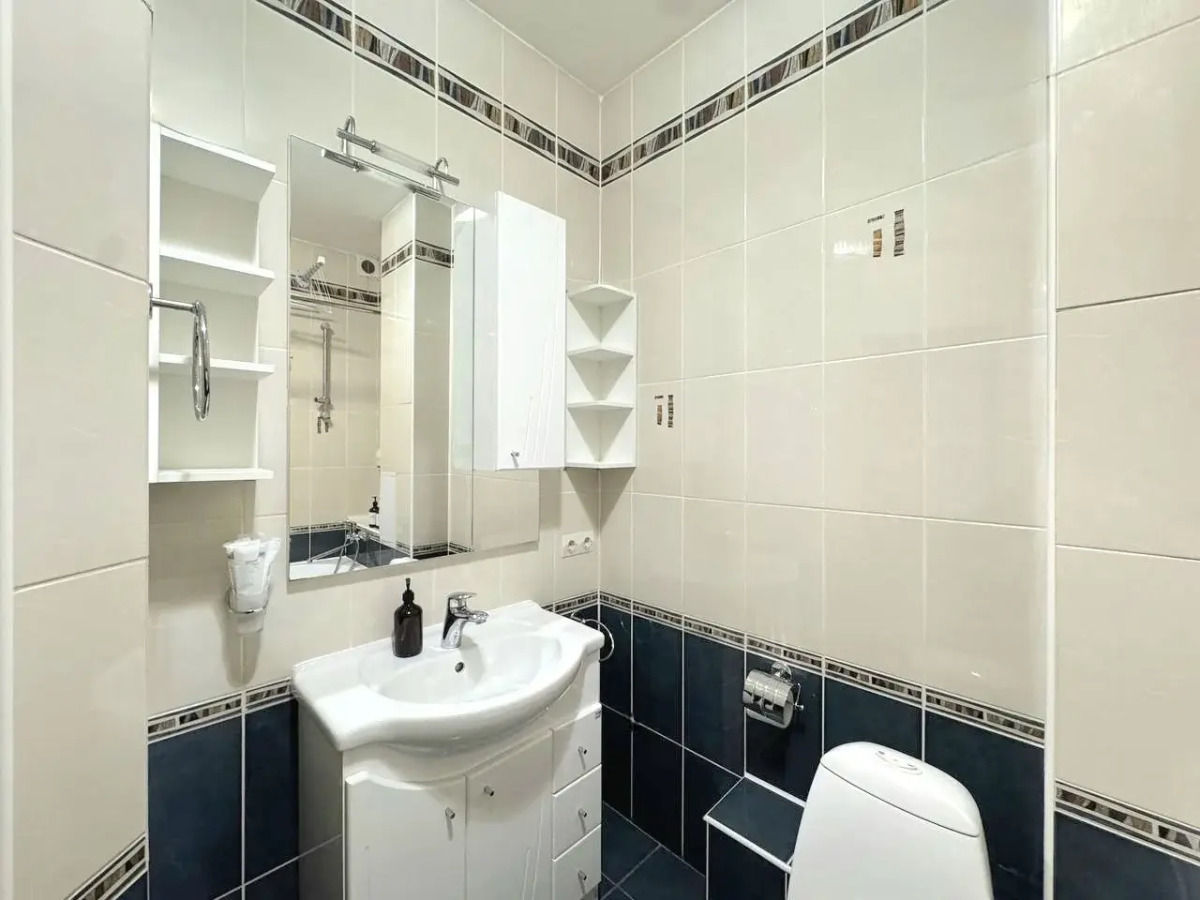 Квартира Трехкомнатная с Балконом и Кондиционером в Центре на Весенней