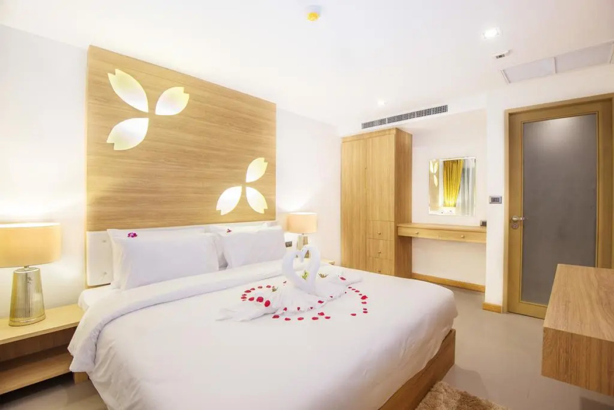 Отель Clarion Patong Beach