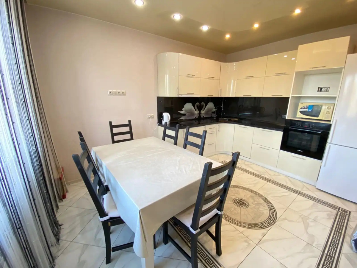 Апартаменты 3х комнатная квартира возле метро