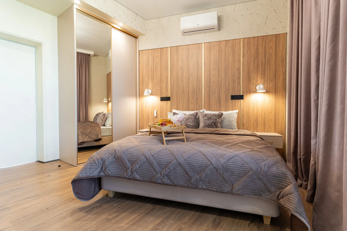 Апартаменты трехкомнатные с панорамным видом на город и море в центре Новороссийска от LetoApart