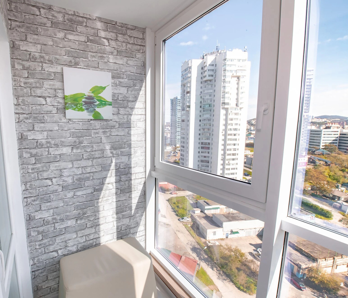 Апартаменты на высоком этаже, рядом с театром и мостом, недалеко от центра. Фастовская 29.