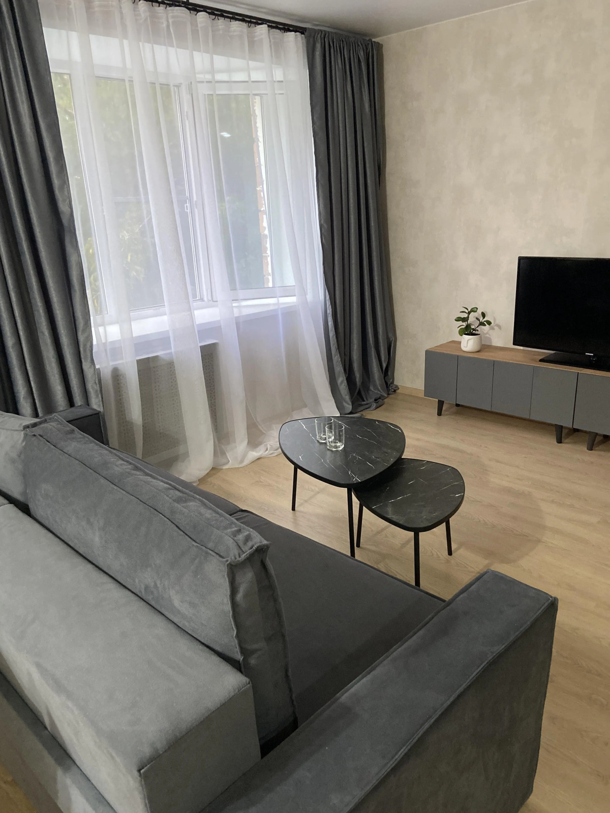 Квартира студия в центре города 50 оттенков серого