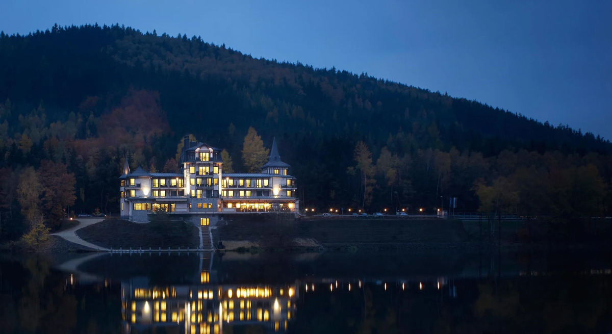 Resort Retro Riverside Wellness