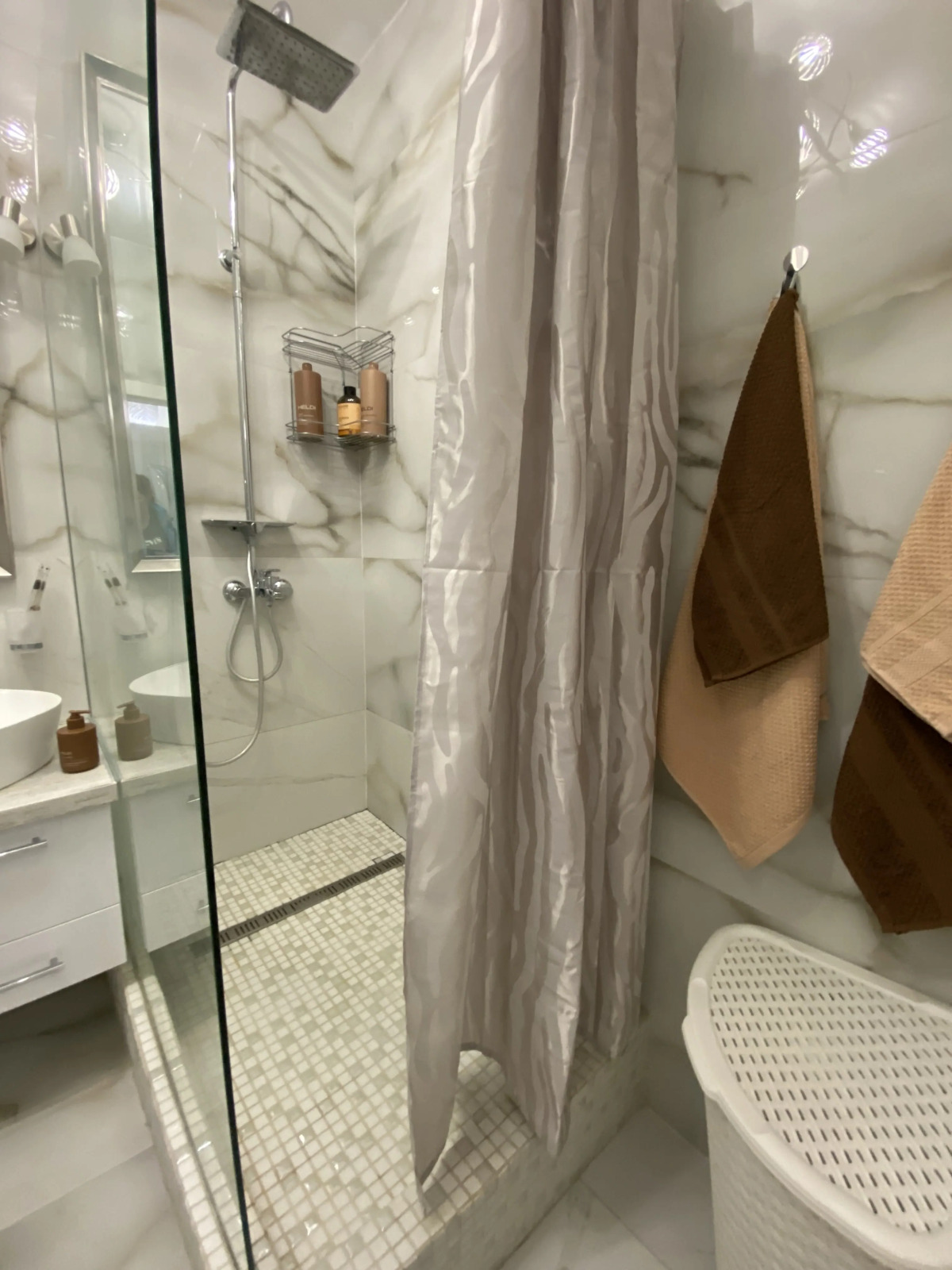 Апартаменты в современном стиле с камином