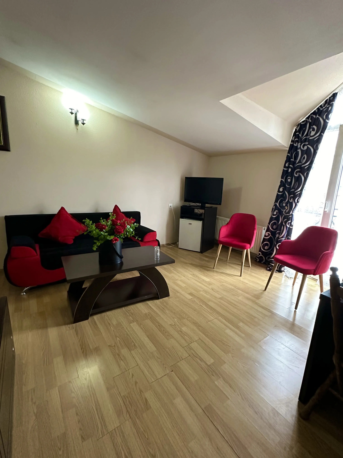 Отель Qeroli old town