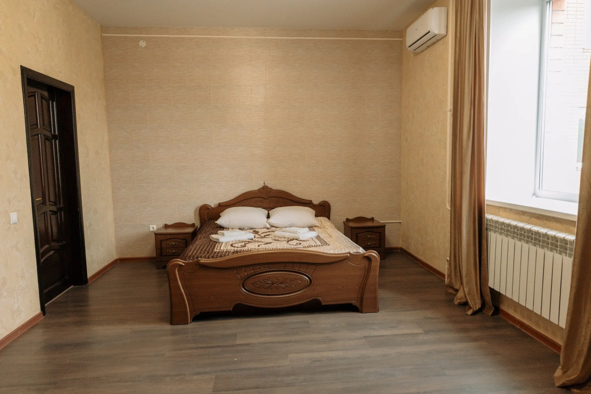 Отель Корона