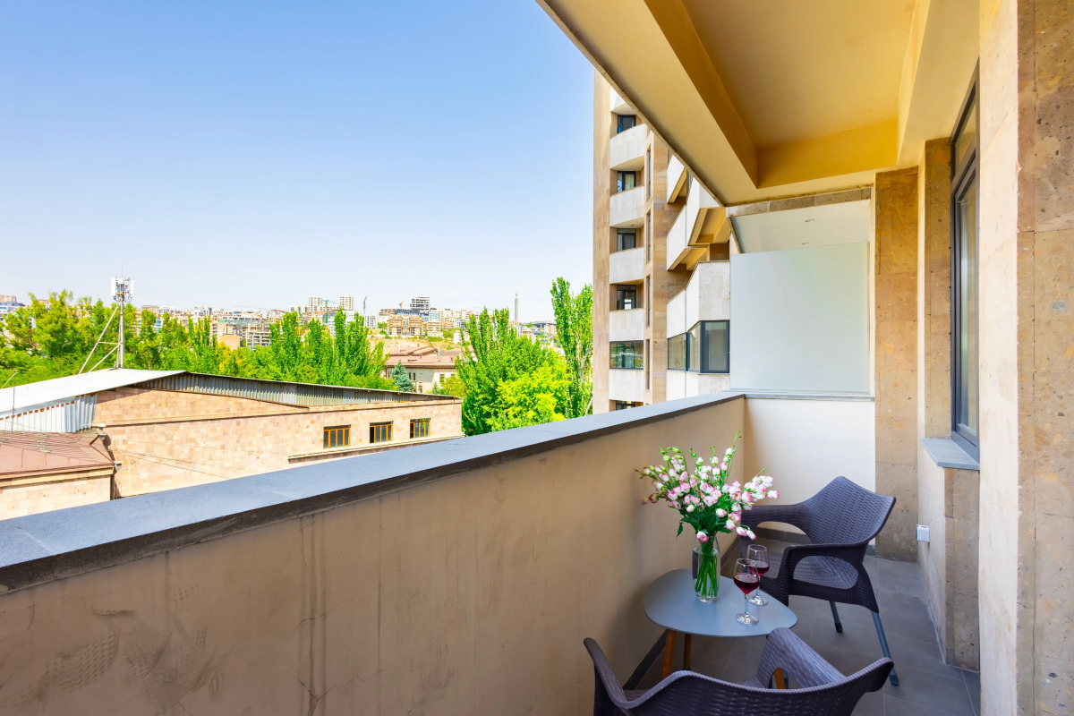 Квартира 2 комнатная на улице Дереник Демирчян DE144