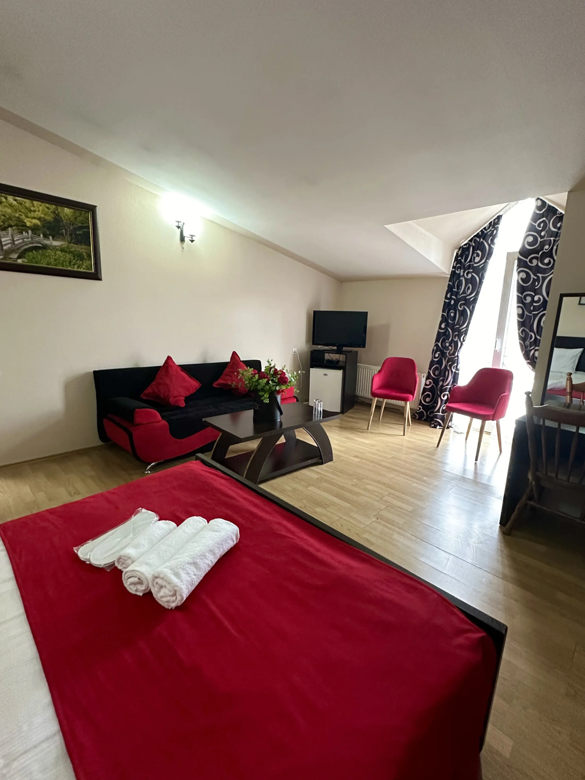 Отель Qeroli old town