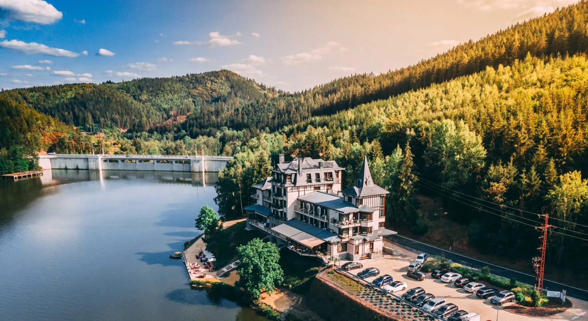 Resort Retro Riverside Wellness