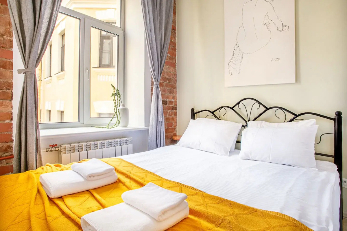 Апартаменты на Большом 13 Два Окна в Спальне