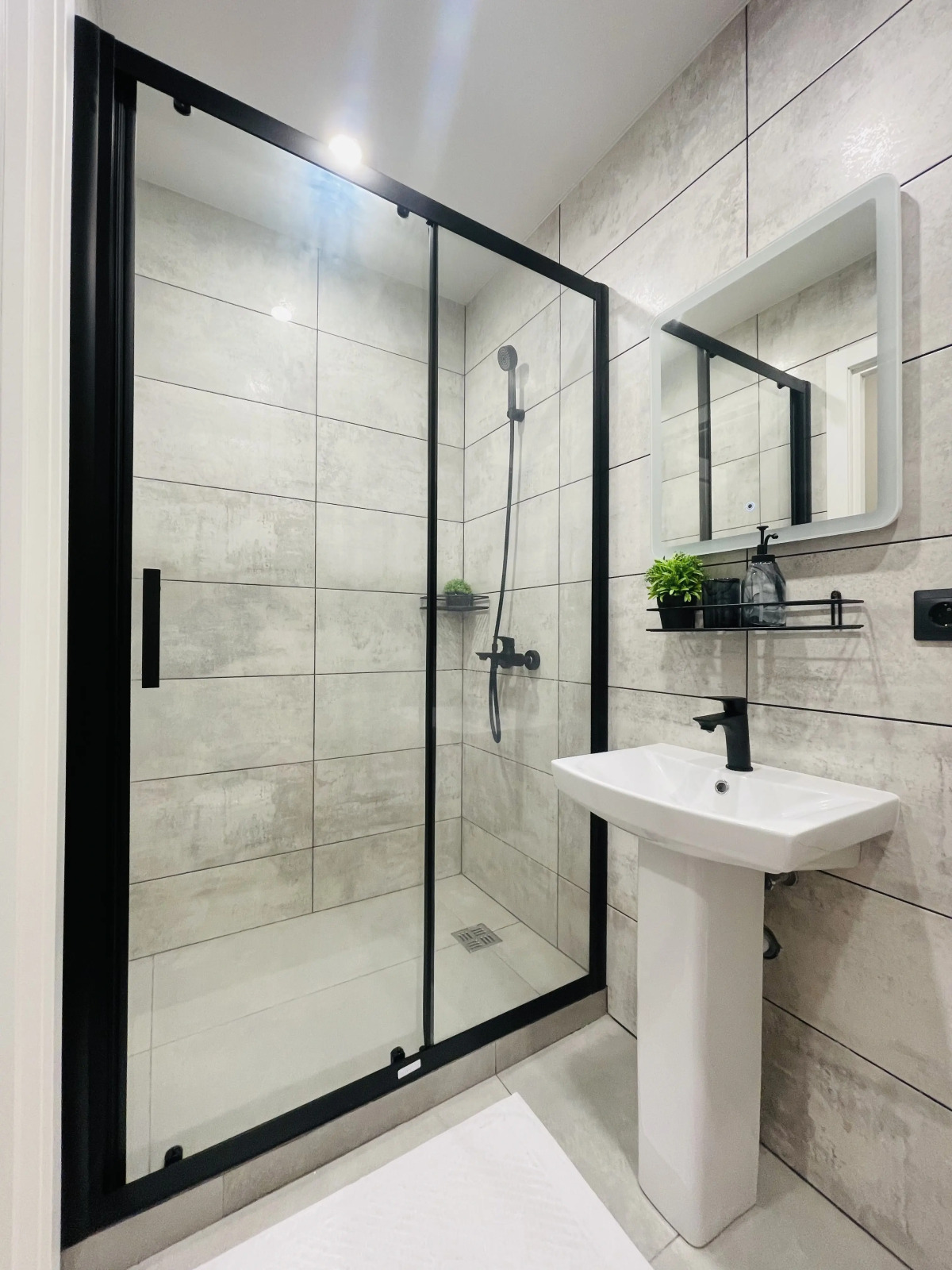 Апартаменты с балконом и видом на сосновый парк рядом с морем