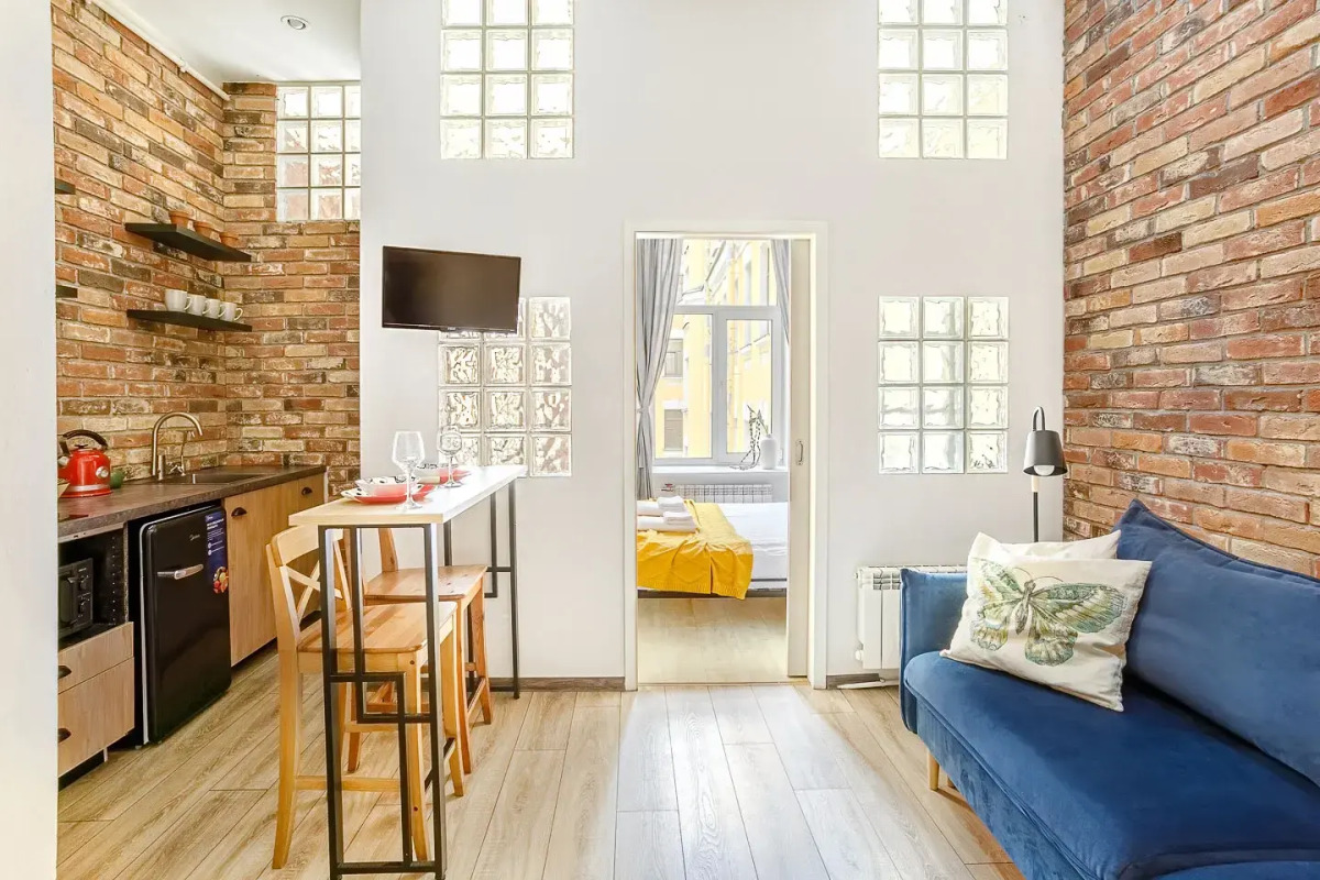 Апартаменты на Большом 13 Два Окна в Спальне