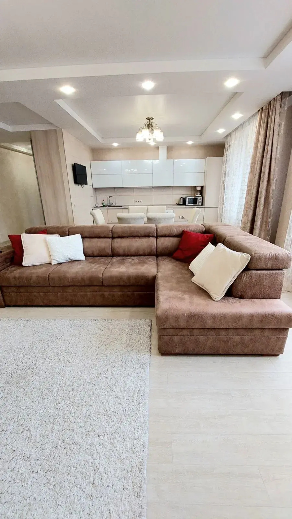 Апартаменты в центре с тремя спальнями на Червякова 55 рядом с парком Победы