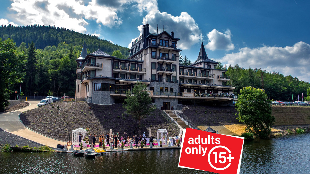 Resort Retro Riverside Wellness