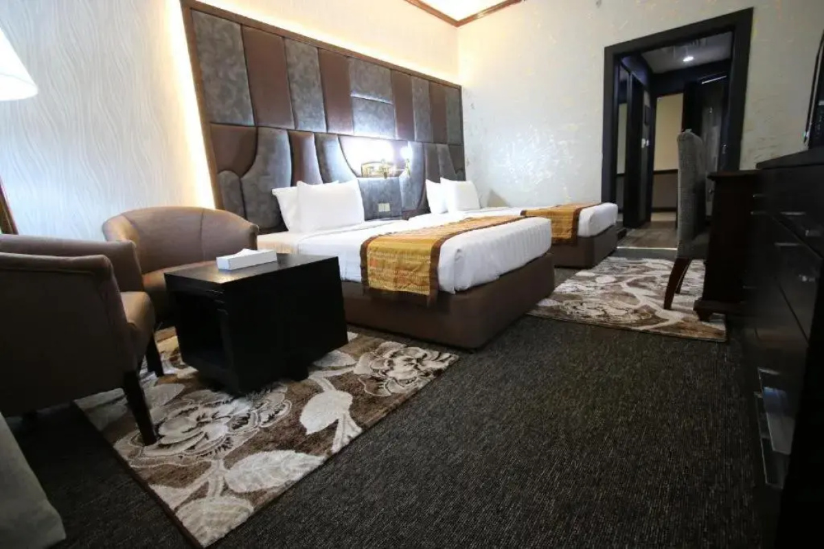 Отель Knight Armour Hotel
