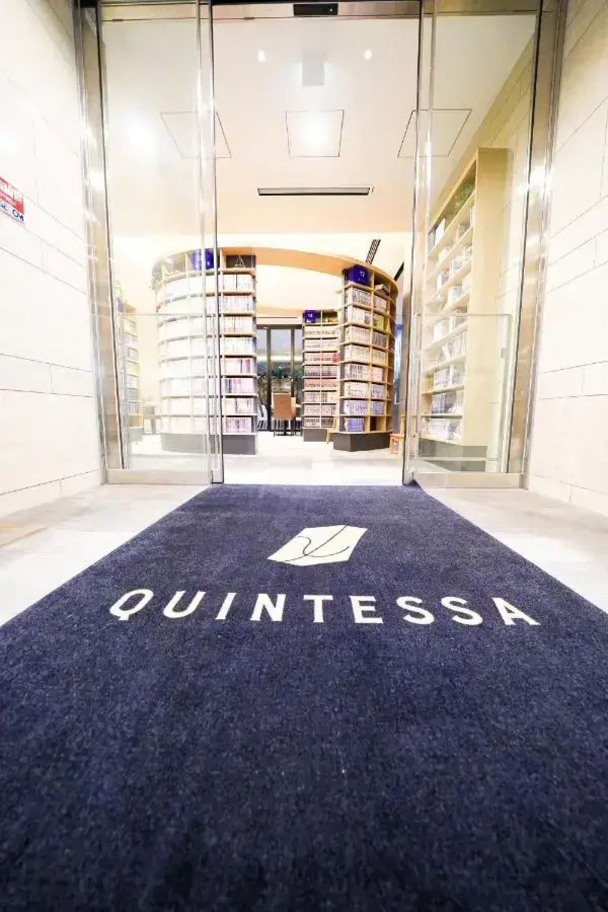 Quintessa Hotel Tokyo Haneda Comic & Books