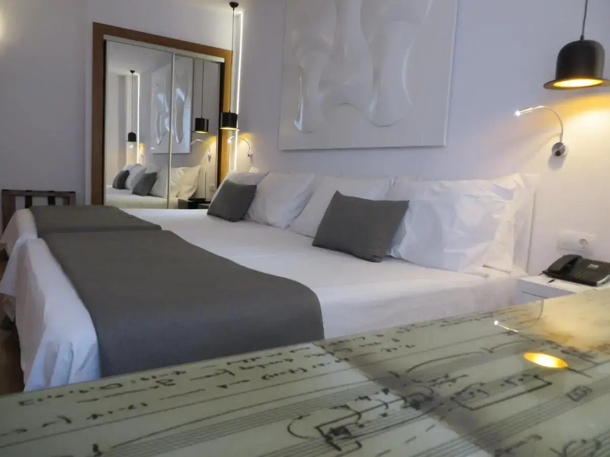 Отель Evenia Rocafort