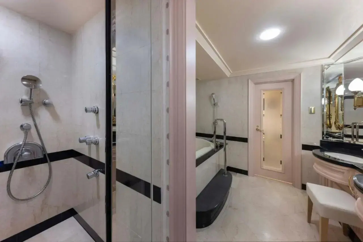 RIHGA Royal Hotel Osaka, Vignette Collection by IHG