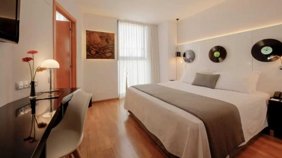 Отель Evenia Rocafort