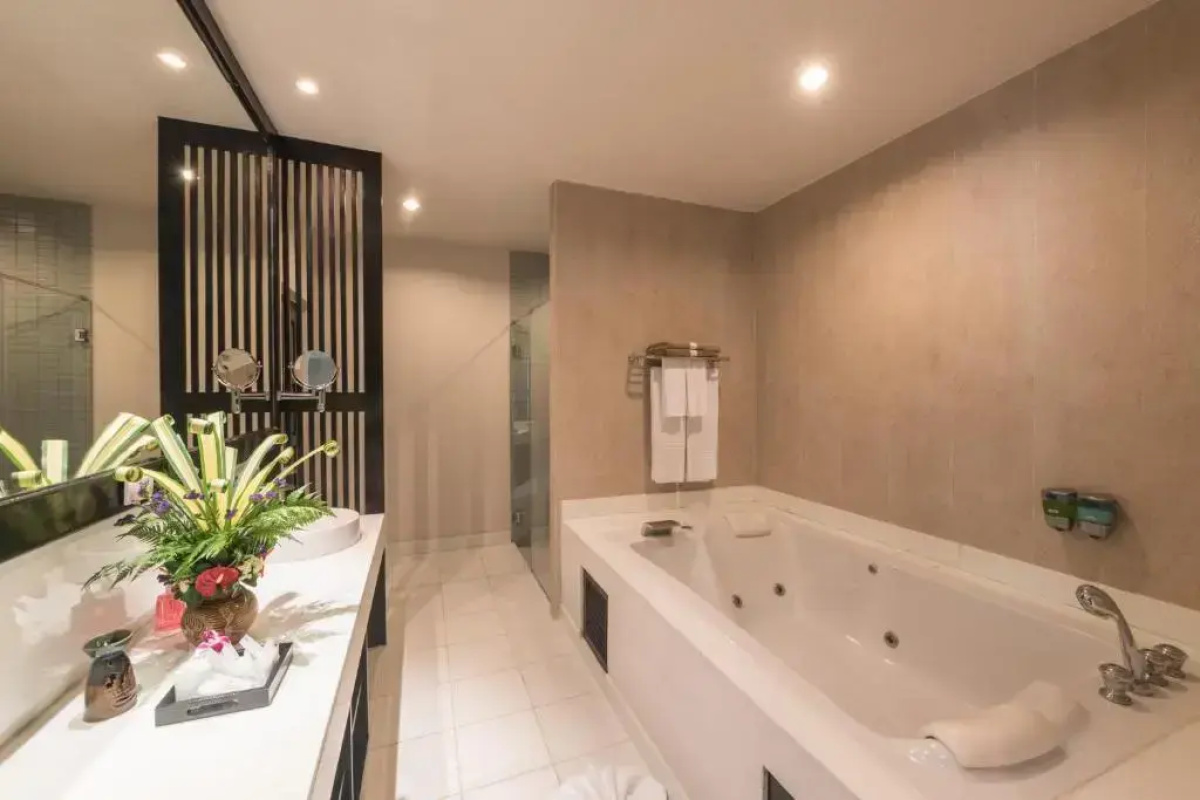 Horizon Karon Beach Resort & Spa