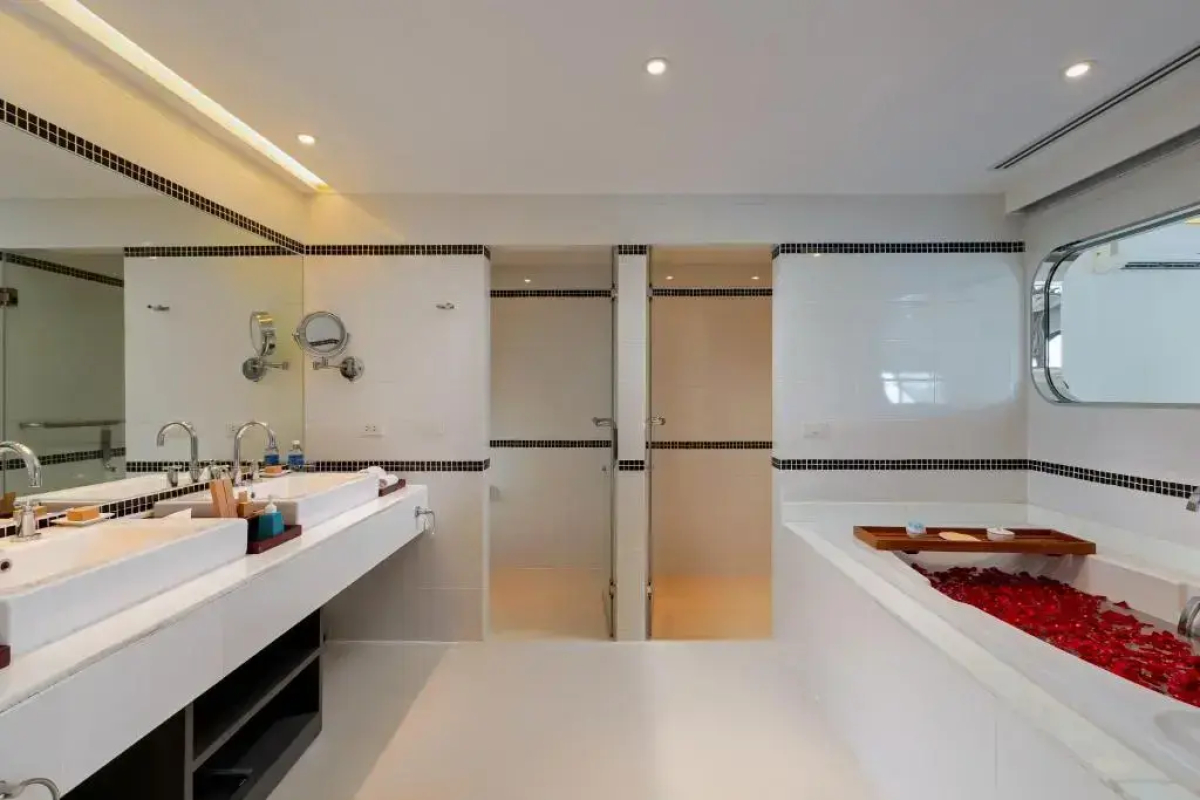 Отель The Boathouse Phuket