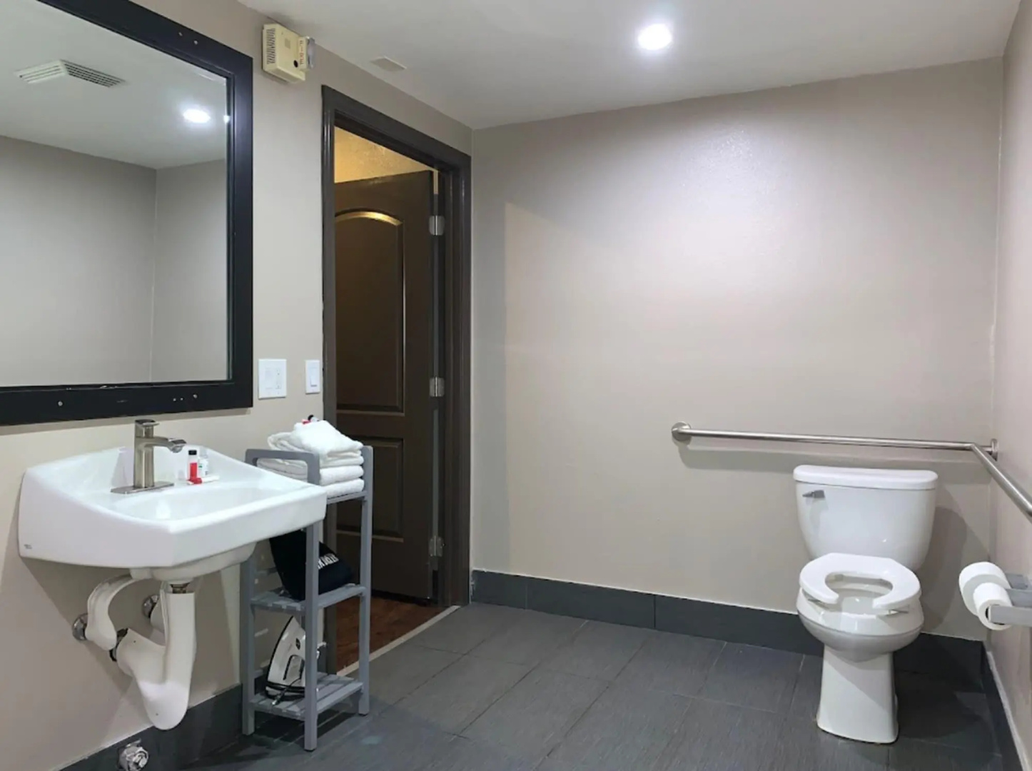Photo - Skyways Hotel