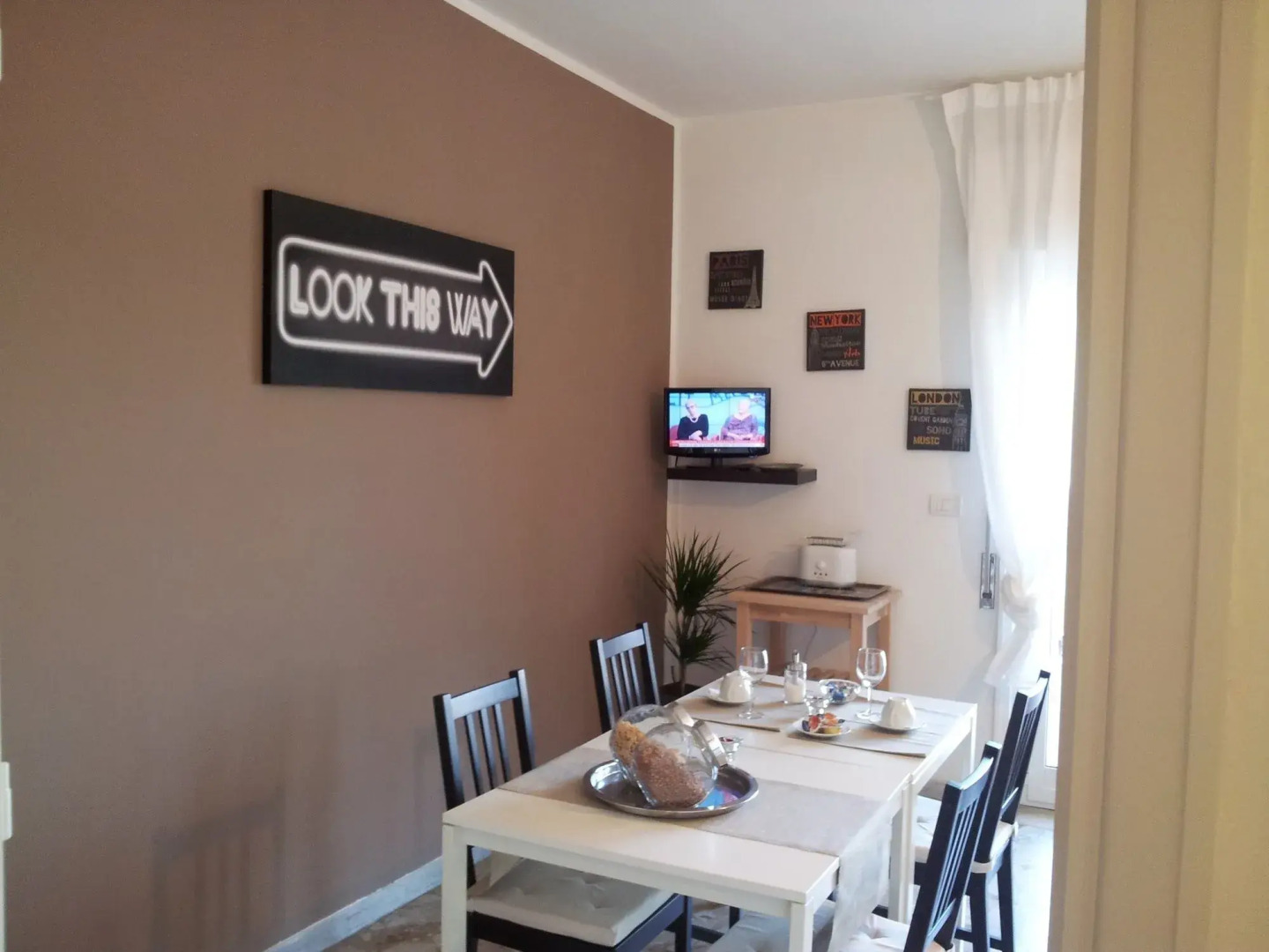 Photo - Atticoromantica