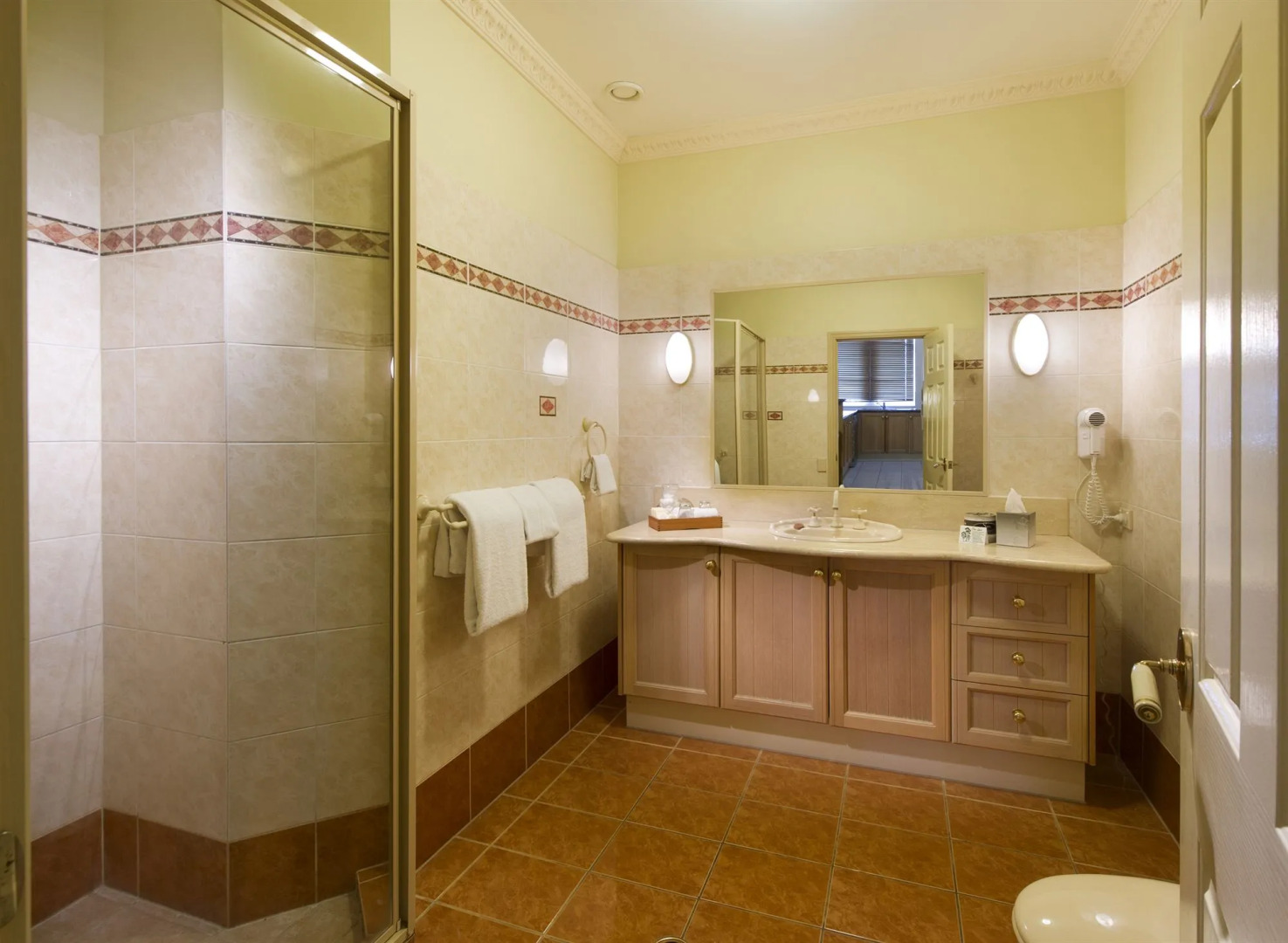 Photo - Royal Albert Hotel