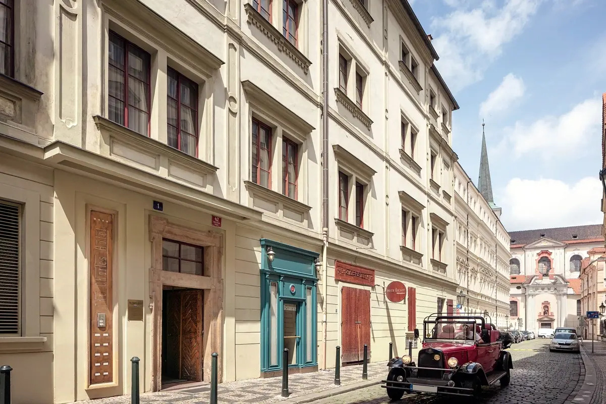 Photo - Archibald At the Charles Bridge