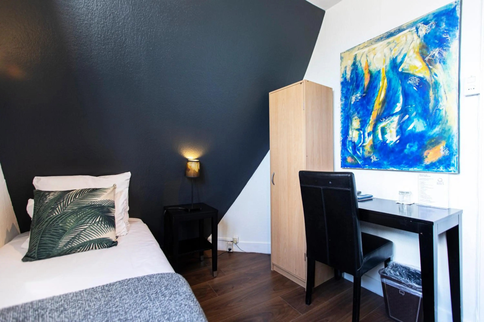 Photo - Quentin England Hotel