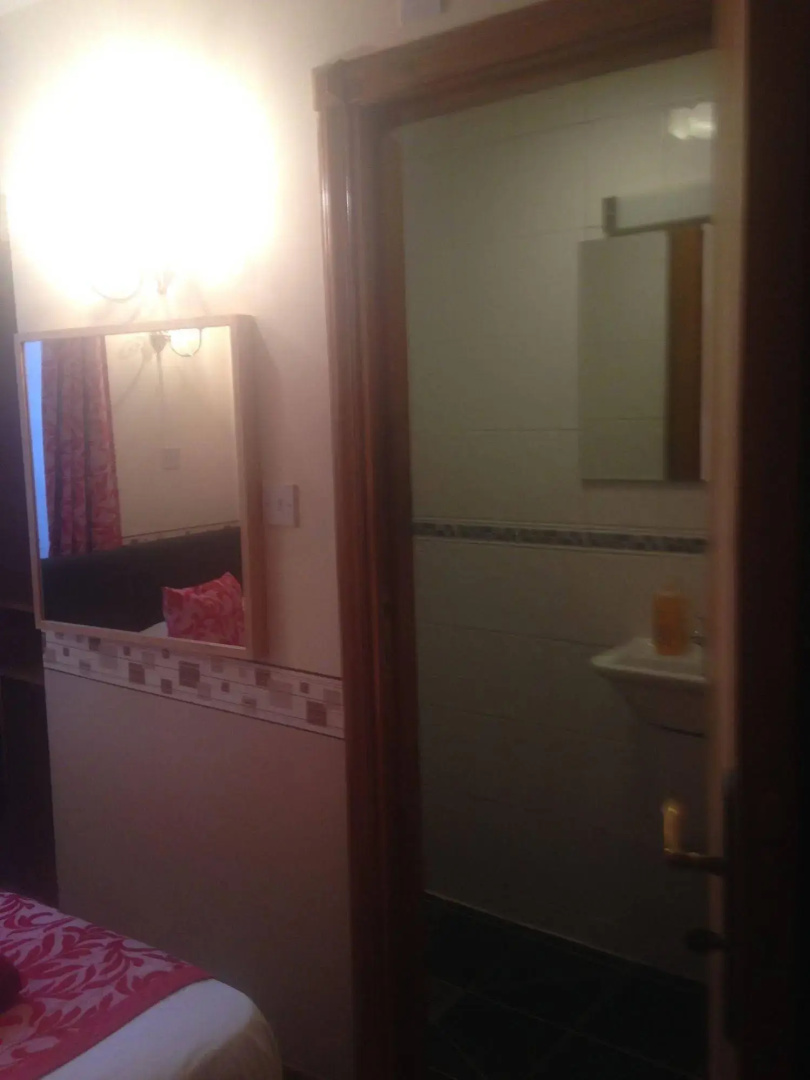 Photo - Glendale Hyde Park Hotel