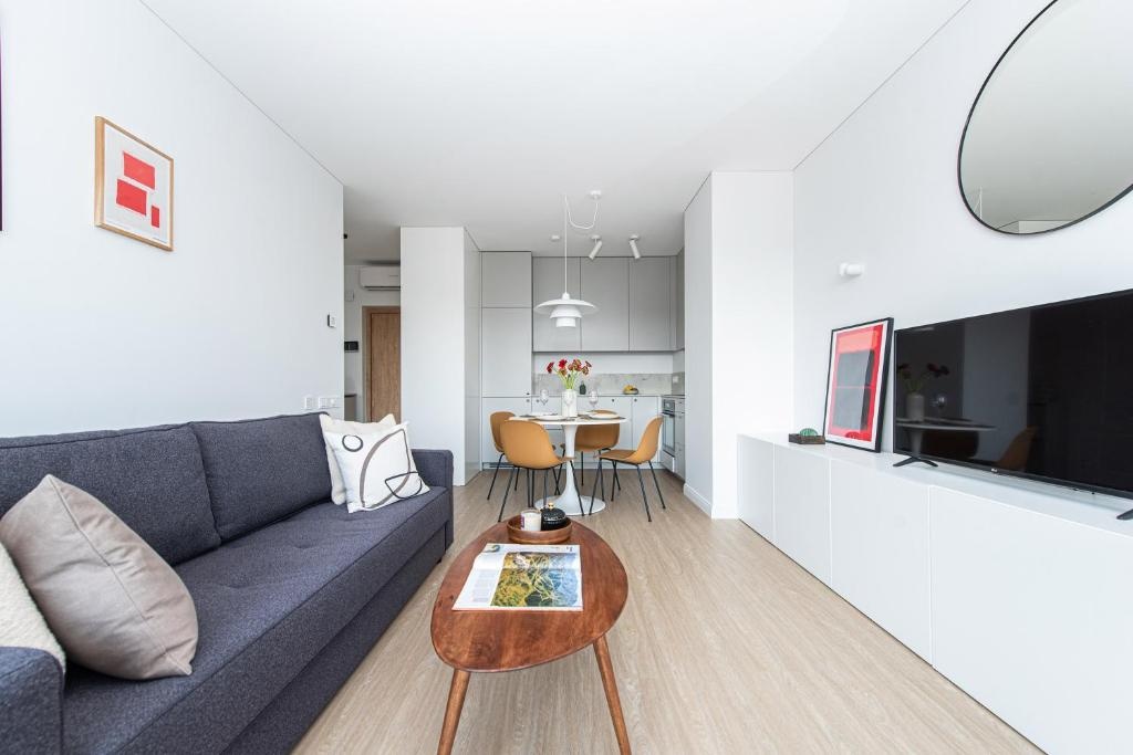 New Modern Apt with Garage Parking, Balcony, by Cohost