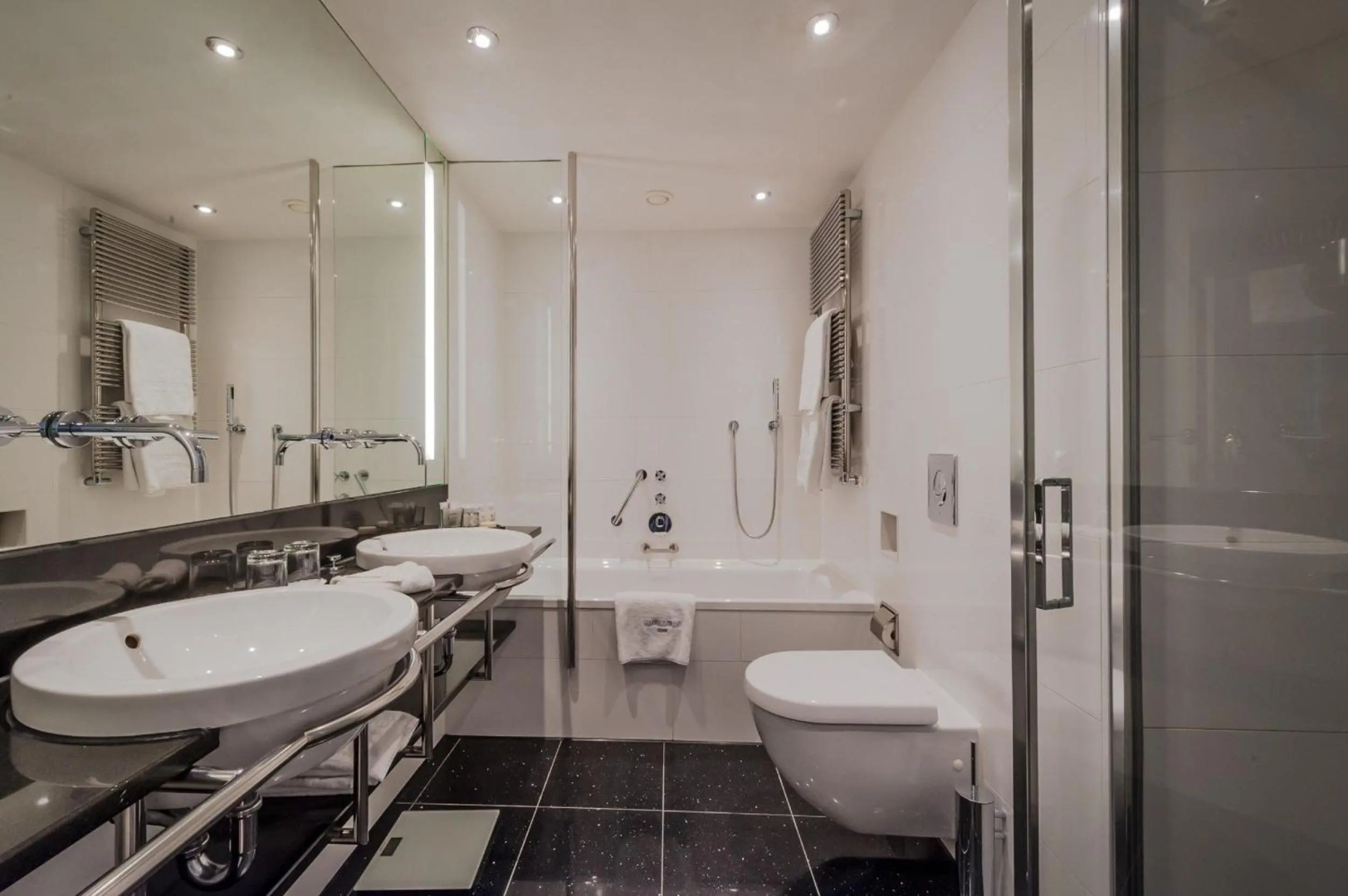 Photo - Ambassade Hotel