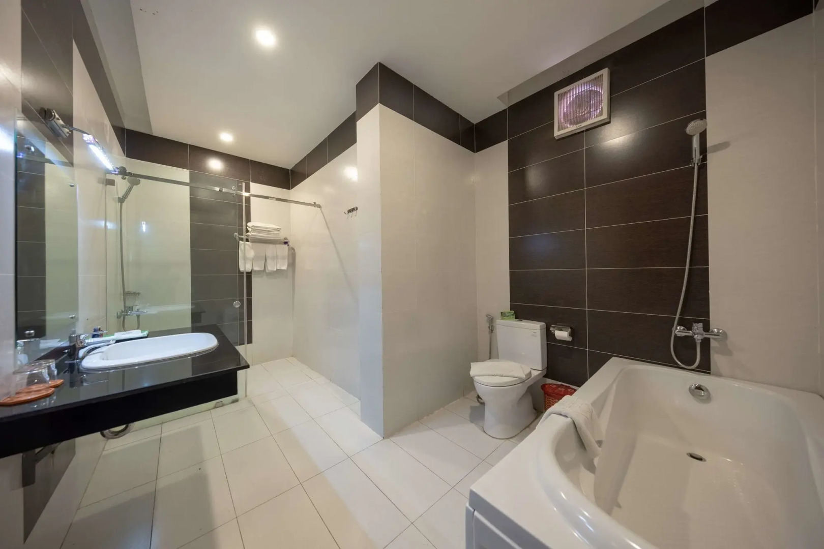 Foto - Airport Saigon Hotel - Gần ẩm thực đêm chợ Phạm Văn Hai