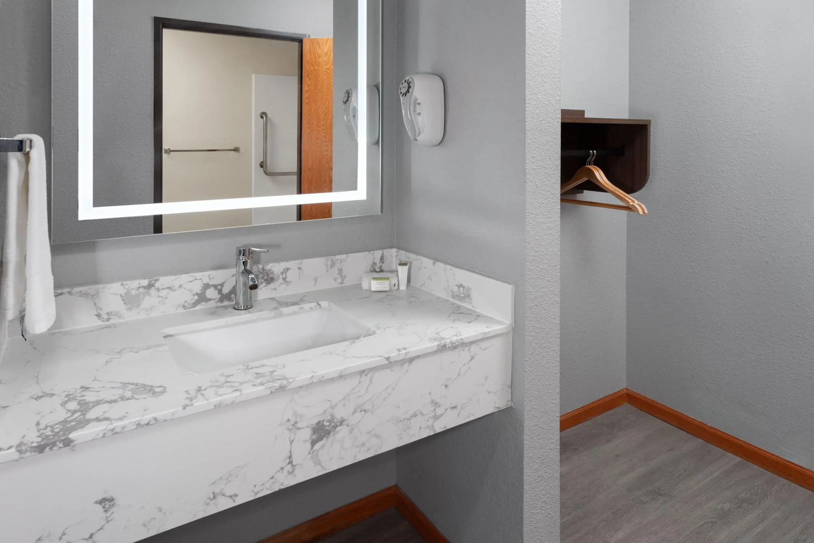 Foto - Super 8 by Wyndham McHenry Fox Lake Area