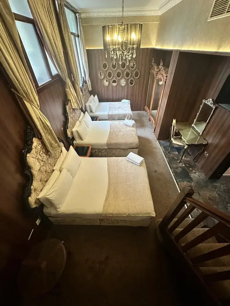 Photo - White Star Line Hotel