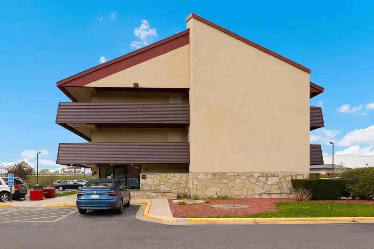 Photo - Super 8 by Wyndham Deerfield - Northbrook