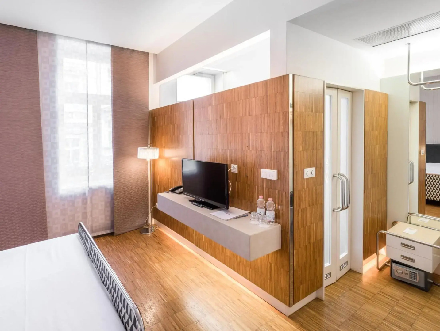 Photo - Three Crowns Hotel