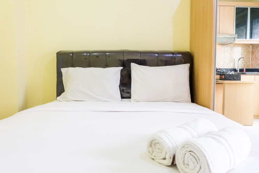 Minimalist Studio Green Pramuka Apartment