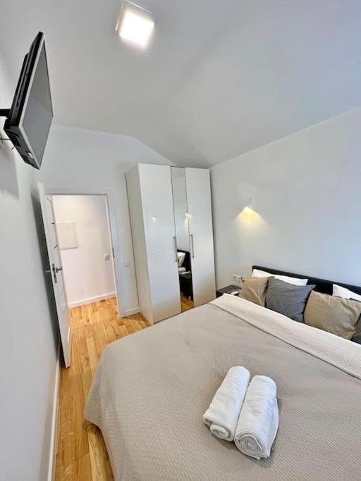 White 1 BD Old Town Apartment by Hostlovers