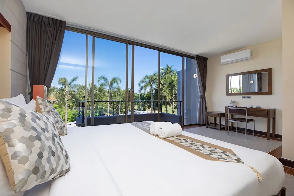 Designer 3BR Pool Access Villa Argent 8