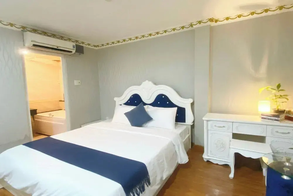 Foto - CROWNE MEOW BÙI VIỆN HOTEl 2