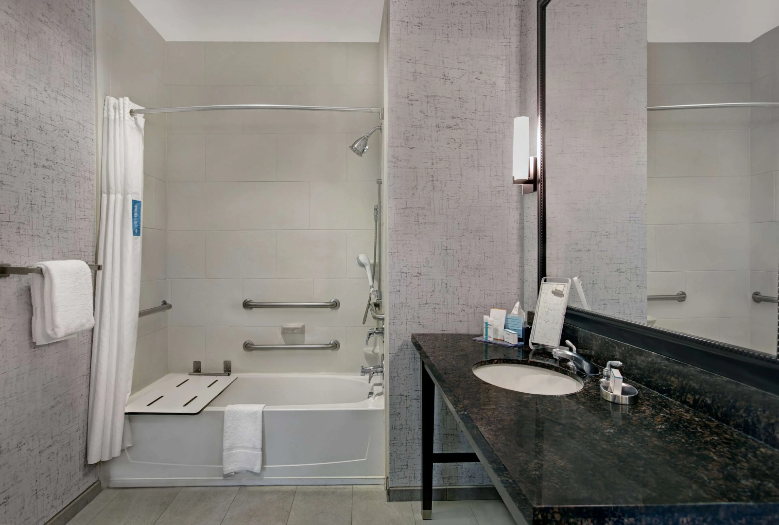 Photo - Hampton Inn & Suites Austin @ The University / Capitol