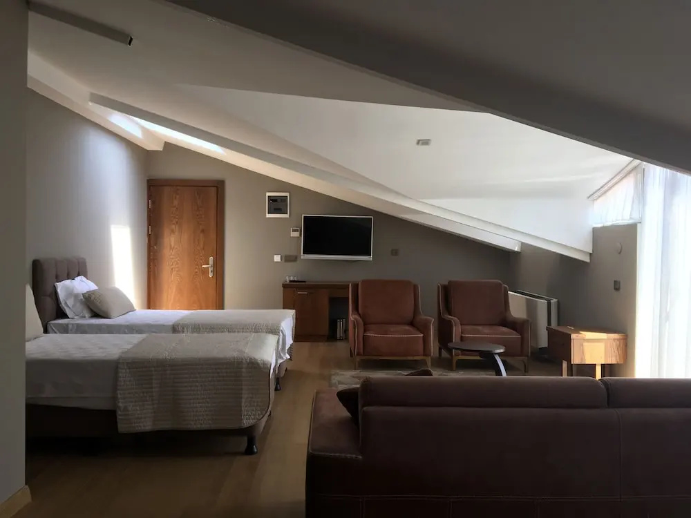Photo - The Elegant Hotel