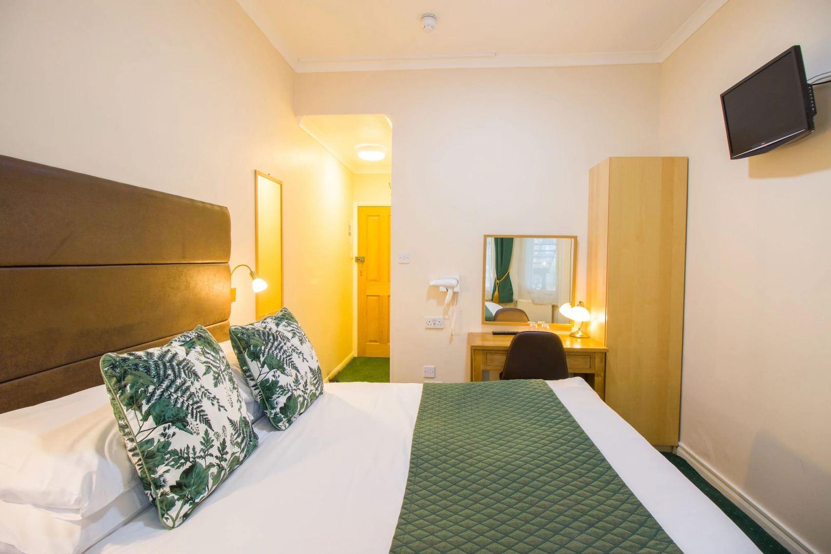 Photo - London Town Hotel