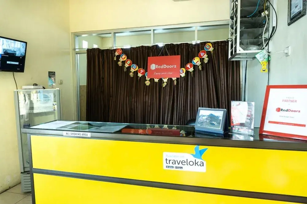 Foto - RedDoorz near H. Hasan Aroeboesman Airport