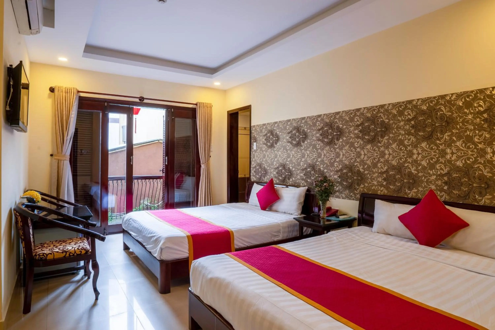 Photo - Golden River Hotel